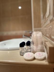 een badkamer met een wastafel en een bad bij HOTEL LA FONDA DE DON GONZALO in Cenes de la Vega