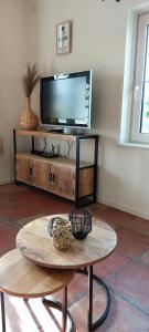 a living room with a tv and a coffee table at Vakantiewoning de Boshoorn in Serooskerke