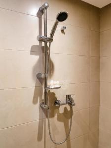 y baño con ducha con cabezal de ducha. en New Modern Apartment in Marrakech - Netflix - WiFi en Marrakech