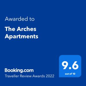 Ett certifikat, pris eller annat dokument som visas upp på The Arches Apartments