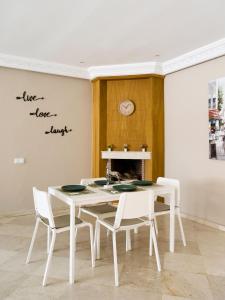 - une salle à manger blanche avec une table et des chaises blanches dans l'établissement New Modern Apartment in Marrakech - Netflix - WiFi, à Marrakech