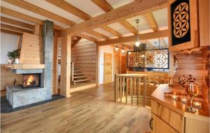 Hubaにある3 Bedroom Pet Friendly Home In Hubaの暖炉付きのリビングルーム(ログキャビン内)