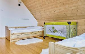 2 camas en una habitación con techos de madera en Stunning Home In Huba With Wifi And 3 Bedrooms en Huba