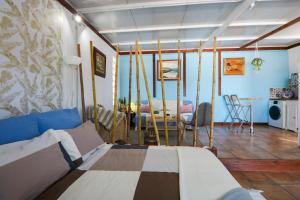 1 dormitorio con 1 cama y comedor en Cute Villa with Views and Pool, en Santa María de Guía de Gran Canaria
