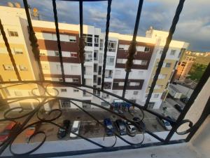 - Balcón con vistas a un edificio en راحتي en Tánger