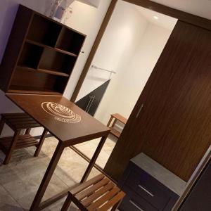 Pokój z drewnianym stołem i szafą w obiekcie Cancun Hostel w mieście Cancún