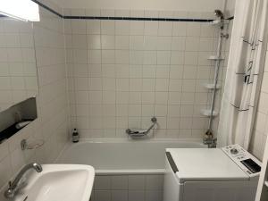 ジュネーヴにあるDouble Bedroom & Kitchen - Perle du Lac, Genevaの白い浴槽と洗面台のあるバスルーム