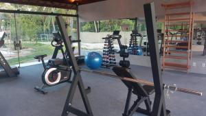 un gimnasio con un montón de equipos de ejercicio en una habitación en Costa Dourada Village, en Maragogi