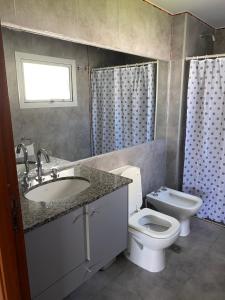 baño con lavabo y aseo y ventana en Freja I - Ciudad Cultural - Departamento entero con cochera en San Salvador de Jujuy