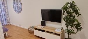 ein Wohnzimmer mit einem Flachbild-TV an der Wand in der Unterkunft Victoria Studio in Vilamoura