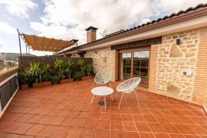 a patio with two chairs and a table on it at Gredos Abantera in Arenas de San Pedro