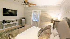 Schlafzimmer mit einem Bett und einem Deckenventilator in der Unterkunft Barefoot Hills in Dahlonega