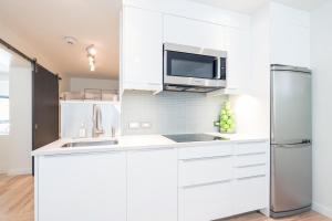 Køkken eller tekøkken på Chic, Modern - Walk Anywhere Viking Lodge 206 condo