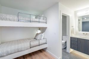 En eller flere senge i et værelse på Chic, Modern - Walk Anywhere Viking Lodge 206 condo