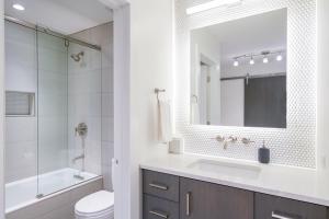 Et badeværelse på Chic, Modern - Walk Anywhere Viking Lodge 206 condo + 26 billeder