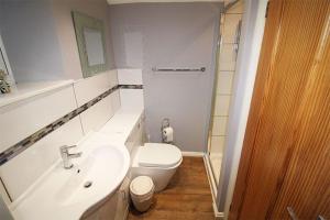 ein Badezimmer mit Waschbecken, Toilette und Dusche in der Unterkunft Mill House Cottage, Fishing Park, Brampton, Nr Carlisle in Brampton