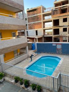 an overhead view of a swimming pool in an apartment building at Condomínio manguezal, Apartamento 07 in Porto De Galinhas