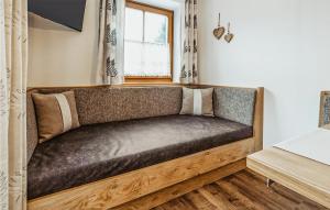 グロースアルルにあるSchoene Ferienwohnung Grossarlの窓のある部屋のソファ