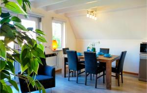uma sala de jantar com mesa e cadeiras em Amazing Home In Gramsbergen With Kitchen em Gramsbergen