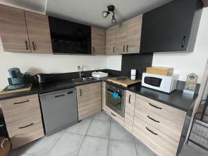 Kuchyňa alebo kuchynka v ubytovaní F3 Duplex "O Meublé de Pithiviers" 2 chambres 8 personnes