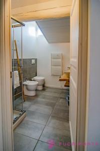 Ein Badezimmer in der Unterkunft Corte 2 con parcheggio gratuito SUAP n 824 del 2023
