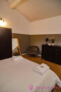 Ein Bett oder Betten in einem Zimmer der Unterkunft Corte 2 con parcheggio gratuito SUAP n 824 del 2023