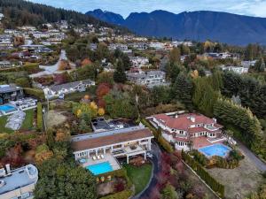una vista aérea de una casa grande con patio en The West Vancouver Getaway Estate - 5 Bedrooms en West Vancouver