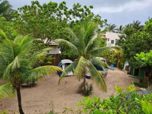 un patio del complejo con palmeras y un edificio en Camping Casa Mágica-Taipu de Fora en Barra Grande