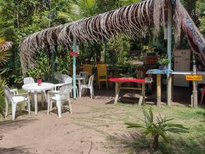 un patio con mesa, sillas, mesa y sillas en Camping Casa Mágica-Taipu de Fora, en Barra Grande
