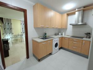eine Küche mit Spüle und Waschmaschine in der Unterkunft NG LA SALLE - Santa Cruz de Tenerife in Santa Cruz de Tenerife