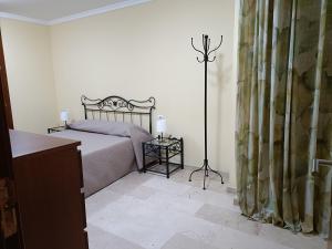 ein Schlafzimmer mit einem Bett, einer Lampe und einer Kommode in der Unterkunft NG LA SALLE - Santa Cruz de Tenerife in Santa Cruz de Tenerife