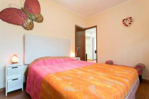 a bedroom with a bed with a butterfly on the wall at Cosy apartment with terrace in Alcabideche