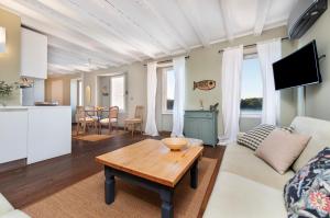 un soggiorno con divano e tavolo di Apartment Mediterraneo a Rovigno (Rovinj)