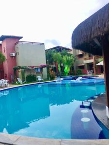 duży niebieski basen przed budynkiem w obiekcie Resort Pipa Casa20 - Triplex maravilhoso w mieście Pipa
