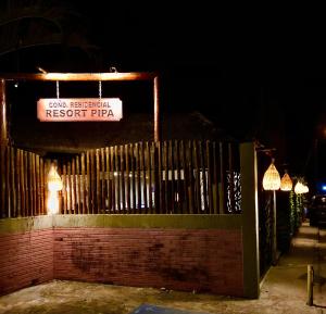 a sign for a sushi restaurant at night at Resort Pipa Casa20 - Triplex maravilhoso in Pipa