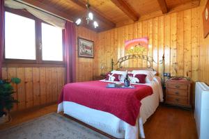 A bed or beds in a room at La Casita de Chocolate