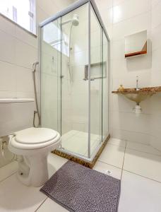 a bathroom with a shower and a toilet and a sink at Casa c WiFi e vista para o mar-Barra de São João RJ in Casimiro de Abreu