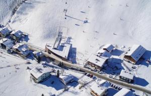 グロースアルルにあるSchoene Ferienwohnung Grossarlの雪上スキー場の空中ビュー