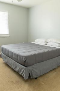 uma cama grande num quarto branco com um colchão em King Bed, TV's in Every Bedroom, Bring Your Pets! KMS1309 em Manhattan
