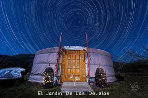 a yurt in a field at night with stars at Glamping El Jardín De Las Delizias Valle Del Jerte in Casas del Castañar