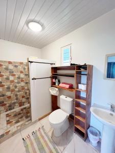 a bathroom with a toilet and a sink at TAHITI - Fare Matavai Piti in Taravao