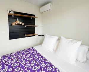 1 dormitorio con 1 cama con manta morada en TAHITI - Fare Matavai Toru en Taravao