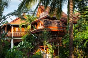 O grădină în afara Golden Teak Home Resort