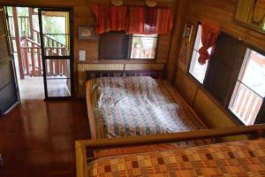 Giường trong phòng chung tại Golden Teak Home Resort
