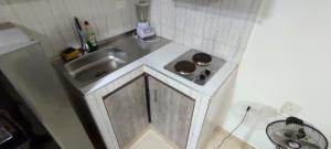a small white kitchen with a sink and a sink at Moderno y Confortable San Alonso in Bucaramanga