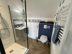 uma casa de banho com um chuveiro, um WC e um lavatório. em Gîtes d'Izel n°2 em Ploemel