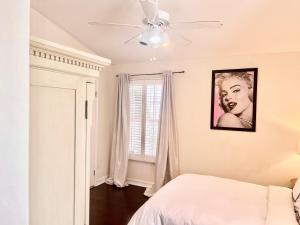 洛杉磯的住宿－Hollywood Hills Homestay，一间卧室配有一张床和吊扇