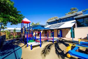 um parque infantil em frente a uma casa em Reflections Massy Greene - Holiday Park em Brunswick Heads