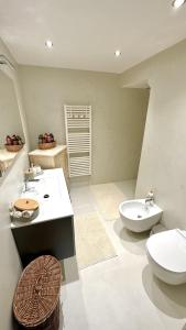 a bathroom with a toilet and a bidet and a sink at Appartamento ad Orvieto in Orvieto