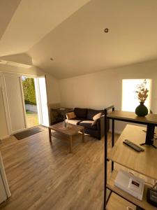 ラ・ロッシュ・シュル・ヨンにあるPetit T2 proche centre villeのソファとテーブルのあるリビングルーム +5枚の写真